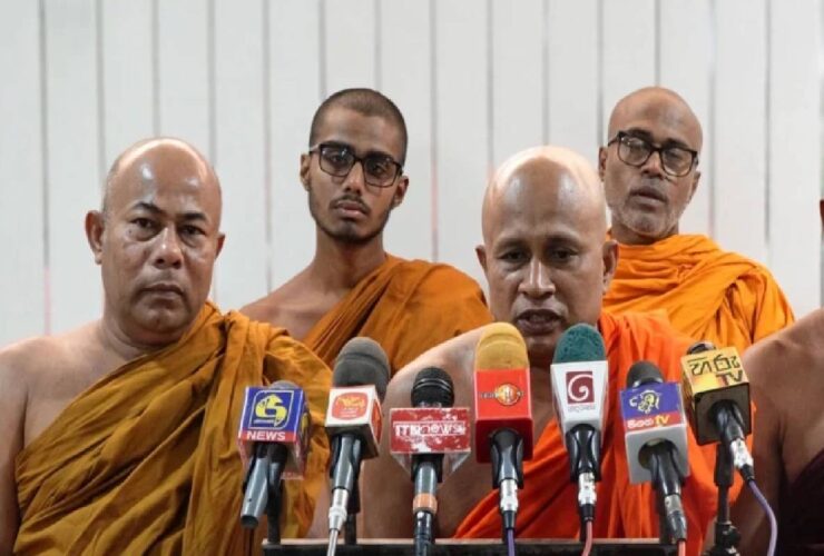 Another group of Buddhist monks criticized the protest in favor of Gnanasara Thera