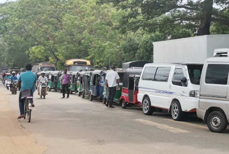 Fuel shortages in many areas - People affected by queues