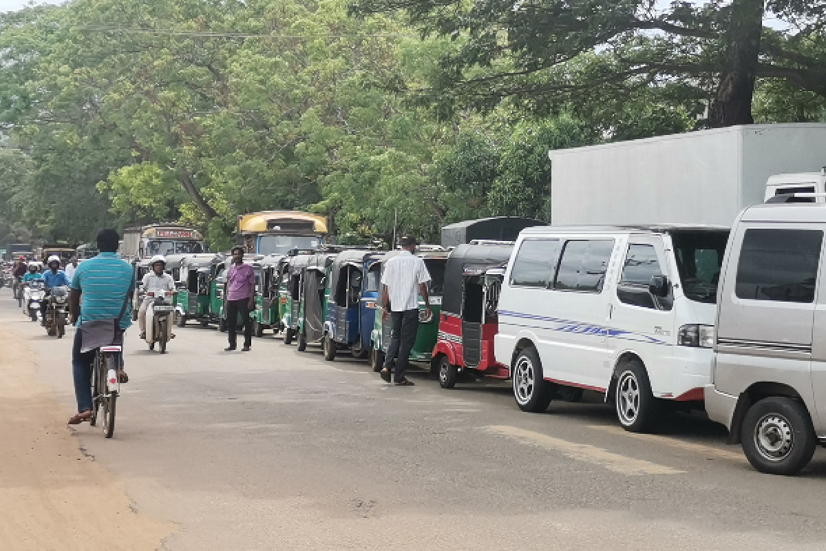 Fuel shortages in many areas - People affected by queues